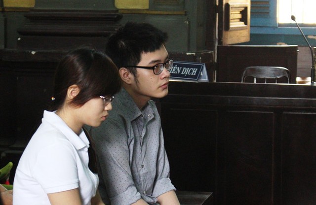
Gia Linh (trái) được cho là hỗ trợ Duy phi tang xác nạn nhân và khử mùi hôi ở phòng. Ảnh: Thăng Long.
