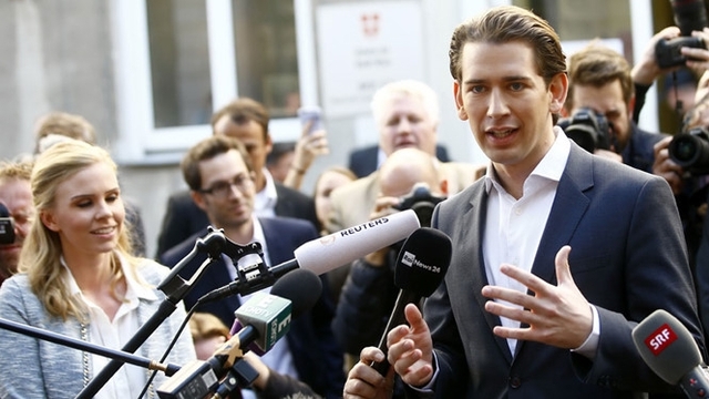 Thủ tướng tân cử Sebastian Kurz phát biểu sau khi rời phòng phiếu tại Vienna.