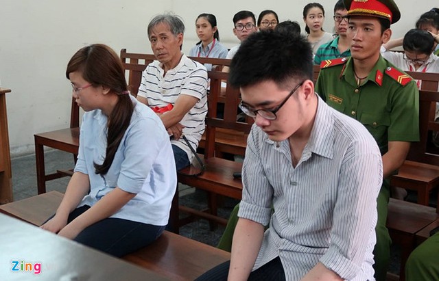 
Bị cáo Duy và Linh tại phiên xử phúc thẩm. Ảnh: Hoài Thanh.
