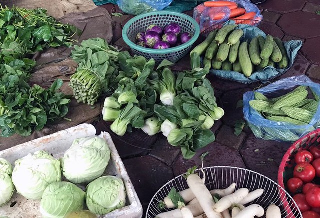 Tại chợ rau xanh có giá đắt ngang giá thịt cá, dân nhắm mắt ăn rau củ Trung Quốc (ảnh: N.Băng)