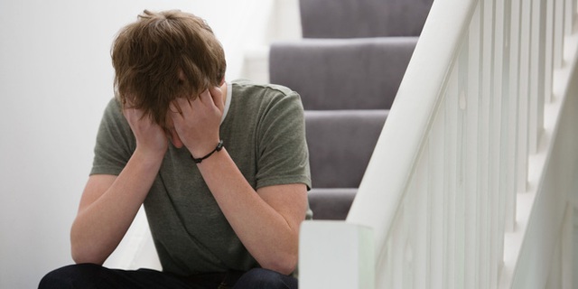 
Theo lời khai của &ocirc;ng bố 19 tuổi, việc vừa đi l&agrave;m vừa chăm con đ&atilde; khiến cho anh ta bị stress, dẫn đến h&agrave;nh động mất kiểm so&aacute;t. (Ảnh minh họa)
