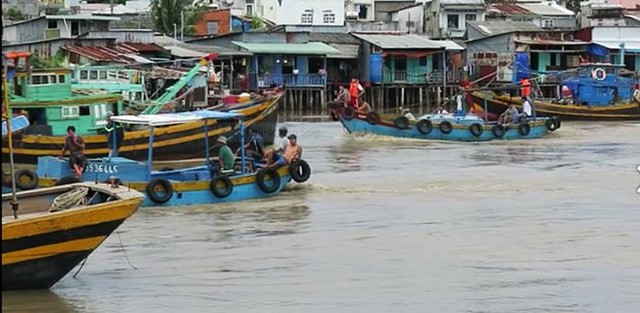 Lực lượng tìm kiếm em nam sinh bị lật thuyền thúng mất tích trên sông Cà Ty. Ảnh: Tuấn Kiệt.