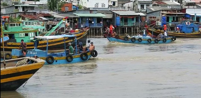 Lực lượng t&igrave;m kiếm em nam sinh bị lật thuyền th&uacute;ng mất t&iacute;ch tr&ecirc;n s&ocirc;ng C&agrave; Ty. Ảnh: Tuấn Kiệt.