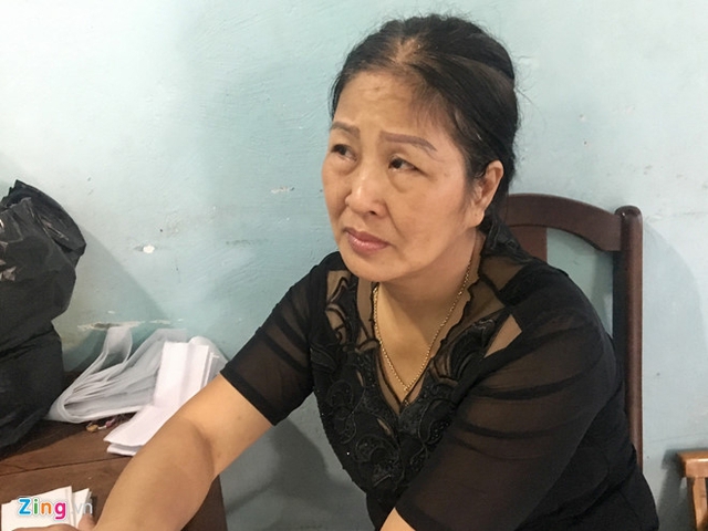 Mẹ nam sinh Nguyễn Thanh Long đau đớn trước sự ra đi bất ngờ của con. Ảnh: Ngân Giang.