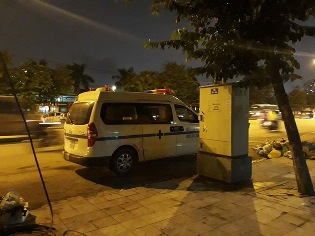Xe cứu thương chở thi thể nạn nh&acirc;n ra khỏi hiện trường.