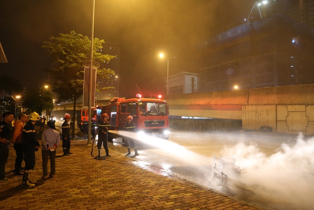 Xe máy vô chủ cháy giữa đường trong đêm.