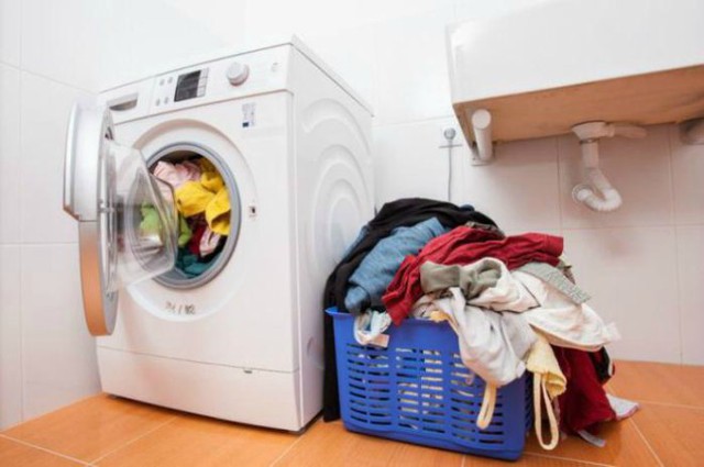Sau khi giặt xong, bạn nên lau sạch các vết bẩn trong và ngoài máy giặt để đảm bảo vi khuẩn hạn chế sinh sôi, nảy nở.