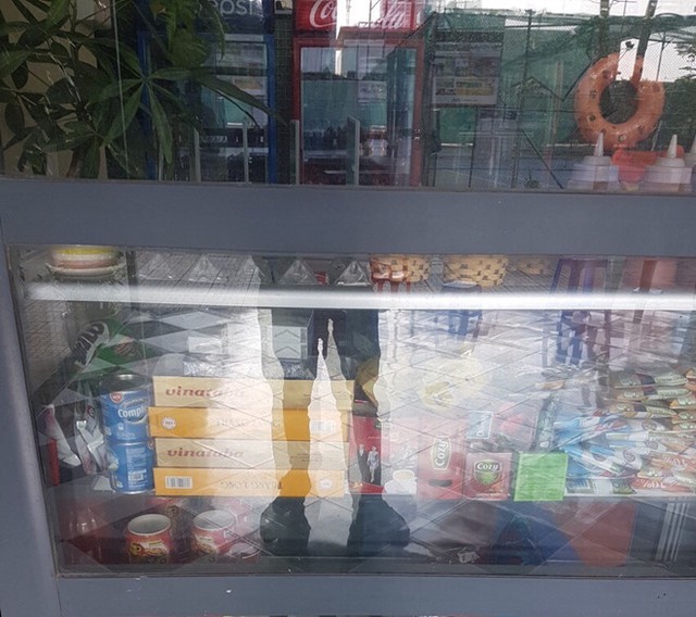 Tủ kính có bày bán thuốc lá được cho là trong trường THPT chuyên Hà Nội - Amsterdam. Ảnh: Lao Động.