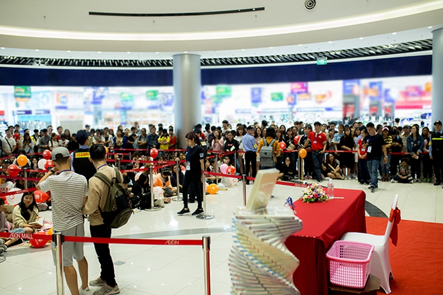 
Khoảng 1.000 người đến một trung tâm thương mại ở Hà Nội ngày hôm qua để gặp gỡ và chờ Sơn Tùng M-TP ký tặng lên cuốn sách Chạm tới giấc mơ. Trước khi nam ca sĩ đến, họ hát vang những ca khúc hit của anh.
