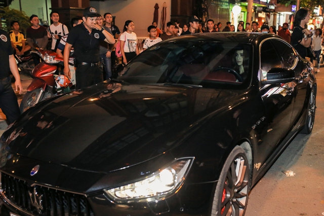 Hồ Ngọc Hà tự lái xe hơi 7 tỷ mới mua đến biểu diễn trong đêm bế mạc Lễ hội thời trang và công nghệ TP HCM, tổ chức tại phố đi bộ Nguyễn Huệ tối 22/10.