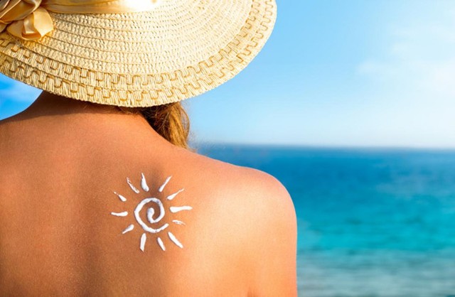 
Tiếp xúc với ánh nắng mặt trời quá lâu sẽ khiến làn da của bạn bị tổn thương hoặc dẫn đến ung thư. Ảnh: Medical News Today.
