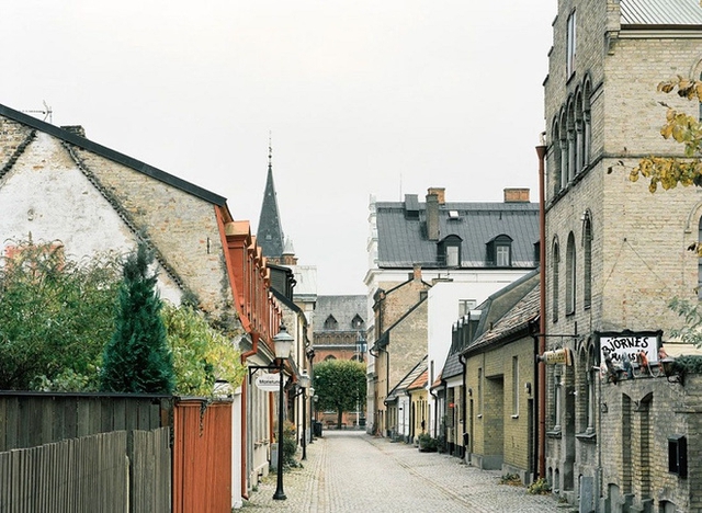 Đây là một con phố ở Landskrona, Skåne, Sweden. Nơi vốn nổi tiếng vì phong cảnh nên thơ, với những ngôi nhà lịch sử, cổ điển chứng kiến những thăng trầm của các thời kỳ phát triển của đất nước.