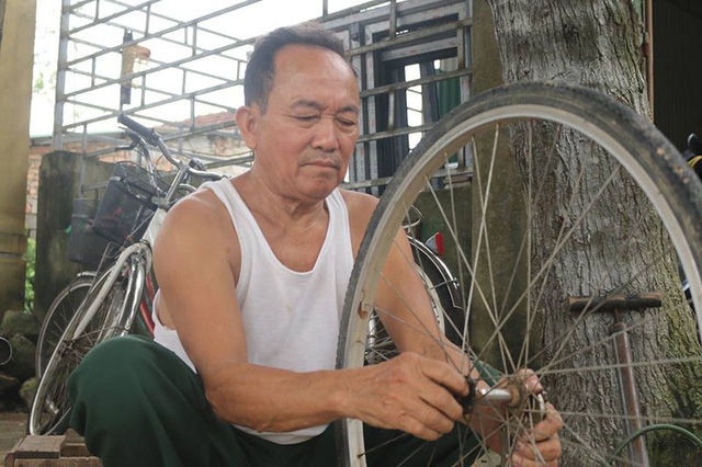 Trong góc quán nhỏ, ông Thực luôn miệt mài với công việc sửa xe đạp cho người dân và các em học sinh.