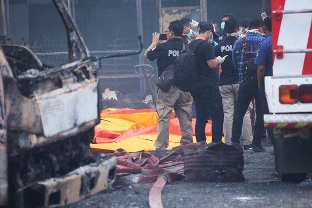Cảnh s&aacute;t Indonesia tại hiện trường vụ ch&aacute;y. Ảnh: AFP.
