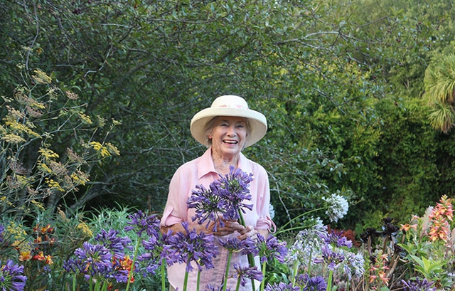 Bà Maureen Viljoen trong khu vườn của mình.