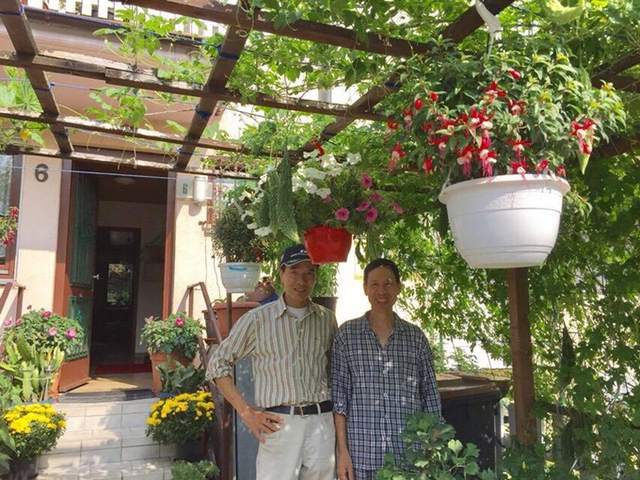Sang nước ngoài sinh sống và làm việc đã lâu, nhưng với anh Ngô Minh Đức (phải), 54 tuổi, những ký ức về vườn rau, ao cá quê hương vẫn luôn hiển hiện.
