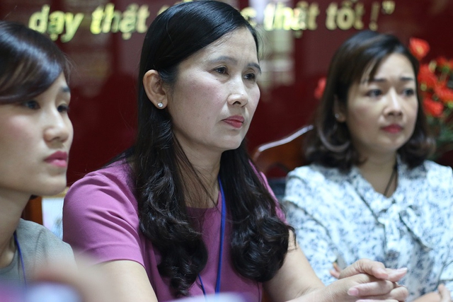 Cuộc họp c&oacute; mặt cả ban gi&aacute;m hiệu Trường Tiểu học Nam Th&agrave;nh C&ocirc;ng v&agrave; chị Thủy, phụ huynh học sinh. Ảnh: Thanh H&ugrave;ng.