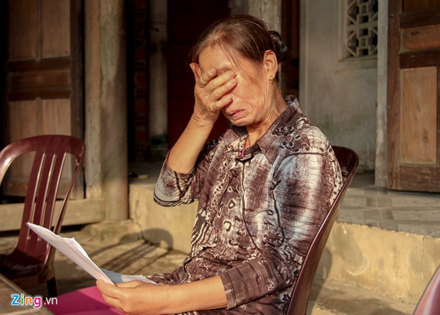 Cô Lan khóc nghẹn khi cầm quyết định nghỉ hưu với mức lương 1,3 triệu đồng/ tháng. Ảnh: Phạm Trường.