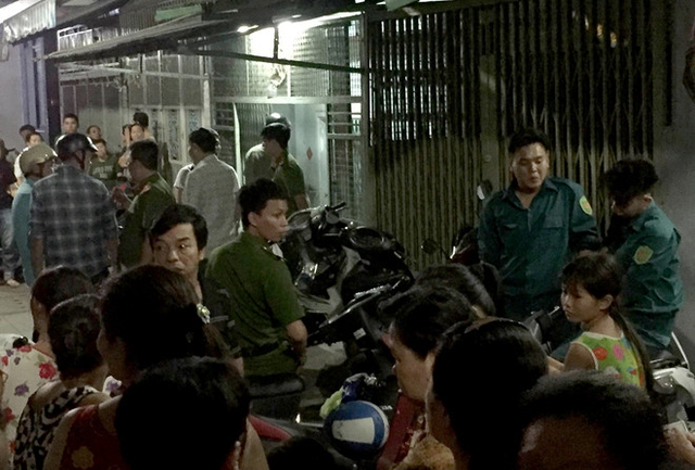 
Công an khám nghiệm hiện trường. Ảnh: Thái Linh.
