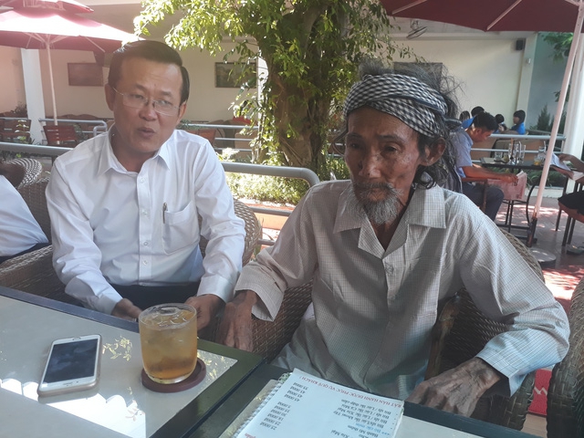 Bị cáo Đinh Công Mách trao đổi cùng luật sư Nguyễn Đình Thuận