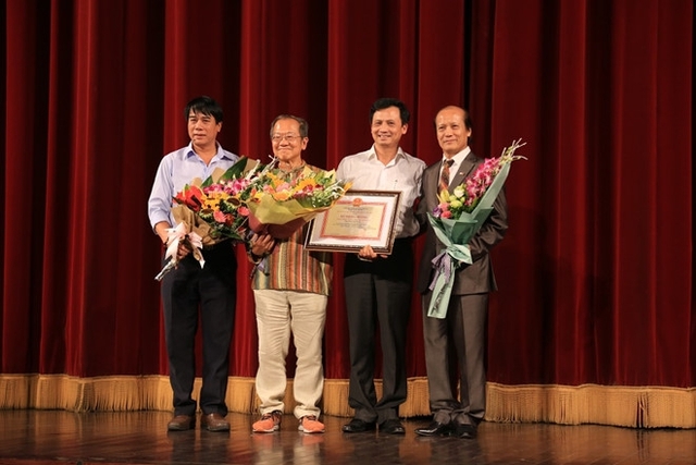 
Ông Nguyễn Thế Vinh (ngoài cùng bên phải) nhận hoa từ đồng nghiệp trong đêm tổng duyệt Hồng Lâu Mộng tối 29/10.
