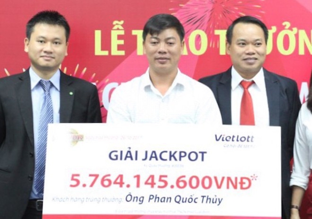 Ông Phan Quốc Thủy trúng jackpot một phần nhờ tờ tiền mệnh giá 2.000 đồng nhặt được.