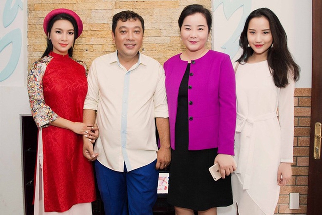 
Xu&acirc;n Thảo thường xuy&ecirc;n th&aacute;p t&ugrave;ng mẹ trong nhiều sự kiện v&agrave; học được nhiều điều từ người phụ nữ th&agrave;nh đạt n&agrave;y.
