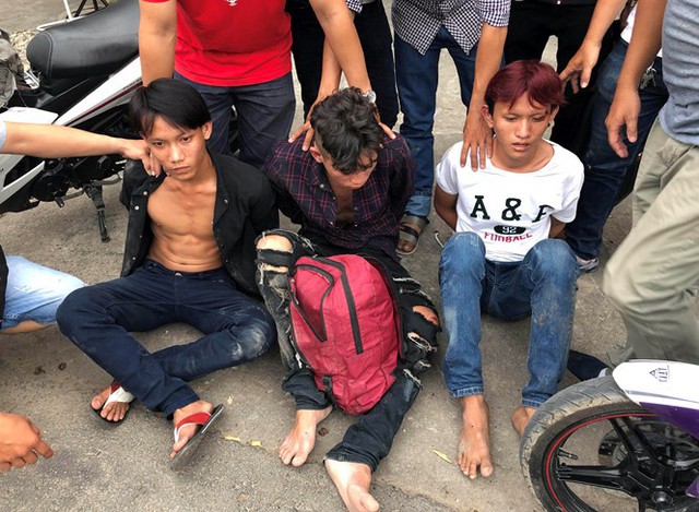 
Ba nghi can cướp giật bị bắt ngay tại hiện trường
