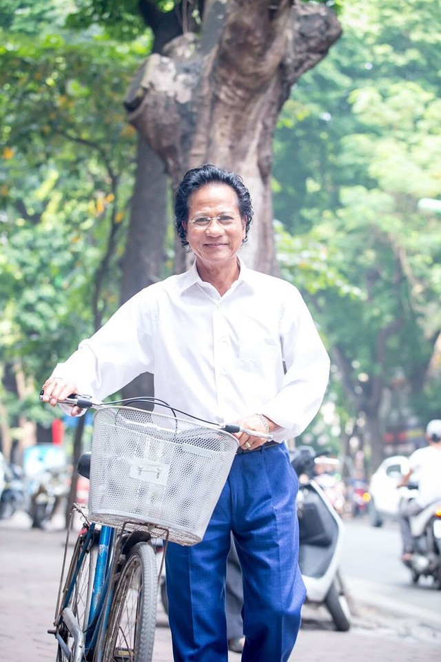 Trời vào thu se lạnh, Chế Linh đã mượn xe đạp của một vị khán giả cao tuổi ở gần khách sạn nơi mình lưu trú để thong dong thưởng ngoạn phố phường Hà Nội.