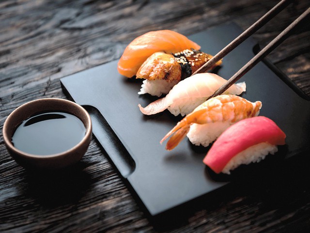 Nhúng nigiri trong nước tương: Mark Edwards - bếp trưởng của Nobu London và Nobu Berkely cho biết: “Mọi người thường vô tình làm giảm đi độ tươi ngon của cá sống bằng cách nhúng ngập sushi trong xì dầu”. Và cách để tránh thói quen này là “hạn chế nhúng phần cơm vào nước chấm mà chỉ nên nhúng nhẹ phần cá”. Ảnh: Istock.