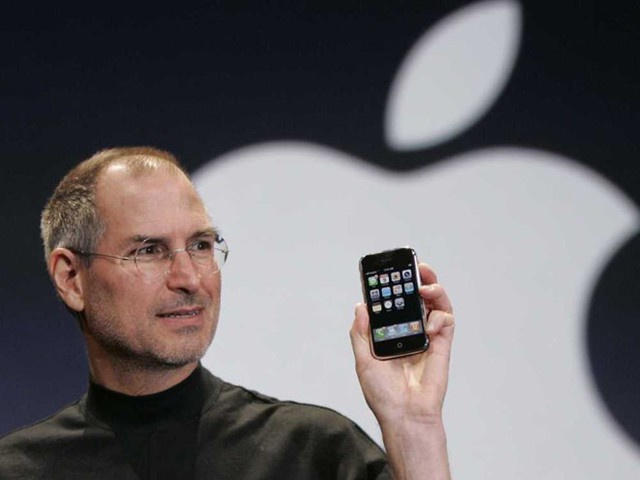 
Cố CEO Steve Jobs trong lễ ra mắt iPhone năm 2007. Ảnh: Genius.

