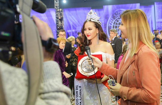 
Khánh Ngân được truyền thông vây quanh sau khi giành vương miên Miss Globe 2017.

