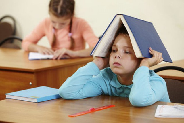 Đứa trẻ cảm thấy ngột ngạt trước những đòi hỏi quá cao của bố mẹ. Ảnh minh họa.