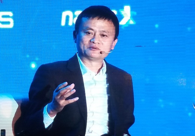 Tỉ phú Jack Ma khuyên giới trẻ cần phải lên mạng tìm hiểu cơ hội kinh doanh - Ảnh: LÊ THANH