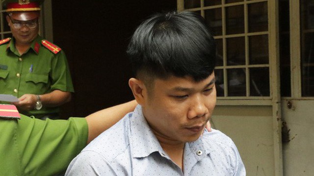 
Bị cáo Lê Dũng Tuyến bị áp giải sau phiên tòa.

