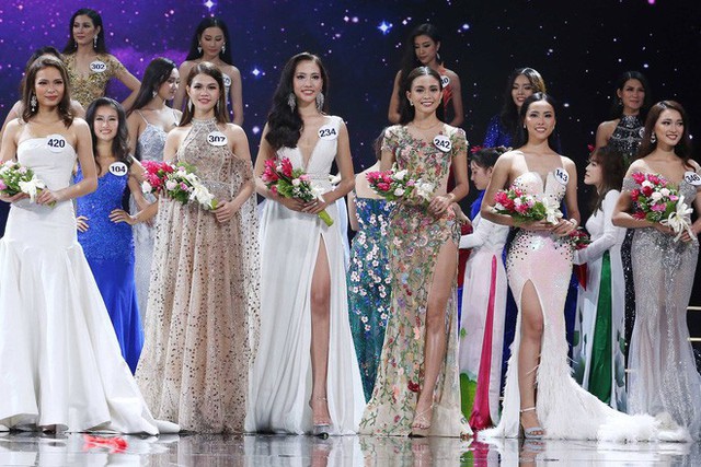 Đ&ecirc;m B&aacute;n kết Hoa hậu Ho&agrave;n vũ Việt Nam 2017 vẫn diễn ra ở Nha Trang trong thời điểm mưa b&atilde;o.