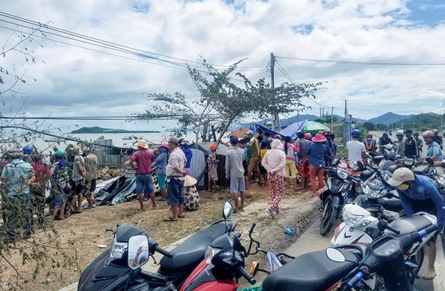 Người d&acirc;n đến xem cơ quan chức năng đưa 2 thi thể l&ecirc;n bờ tại v&ugrave;ng biển thị x&atilde; Vạn Ninh. Ảnh: An B&igrave;nh

&ldquo;Sau khi đưa v&agrave;o bờ, cơ quan chức năng đ&atilde; x&aacute;c định được danh t&iacute;nh của 7 người. Thi thể c&ograve;n lại đang được đưa v&agrave;o cảng Nha Trang, n&ecirc;n chưa r&otilde; t&ecirc;n tuổi&rdquo;, đại t&aacute; T&ugrave;ng th&ocirc;ng tin.

Cũng theo đại t&aacute; T&ugrave;ng, hiện lực lượng bi&ecirc;n ph&ograve;ng đang phối hợp với c&aacute;c lực lượng kh&aacute;c, tiếp tục c&ocirc;ng t&aacute;c t&igrave;m kiếm tại c&aacute;c v&ugrave;ng biển trong tỉnh.

Theo số liệu từ UBND tỉnh Kh&aacute;nh H&ograve;a, t&iacute;nh đến tối 5/11, b&atilde;o số 12 đ&atilde; cướp đi sinh mạng của 27 người, tr&ecirc;n 10.000 căn nh&agrave; bị sập v&agrave; hư hỏng; hơn 44.000 lồng b&egrave; bị đ&aacute;nh ch&igrave;m&hellip; Ước t&iacute;nh thiệt hại khoảng 7.000 tỷ đồng.

 
