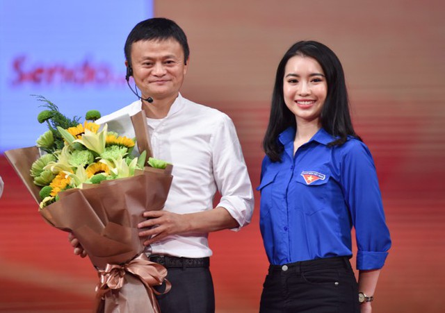 Ngô Khánh Linh đại diện cho 3.000 sinh viên có mặt tại Trung tâm Hội nghị Quốc gia tặng hoa cho Jack Ma. Ảnh: Việt Hùng. 