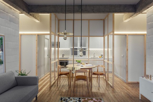 Không gian phòng khách được thiết kế đơn giản bên khung cửa sổ nhỏ xinh. Sàn lát gỗ giúp không gian sinh hoạt chung của gia đình thêm ấm cúng và hiện đại.