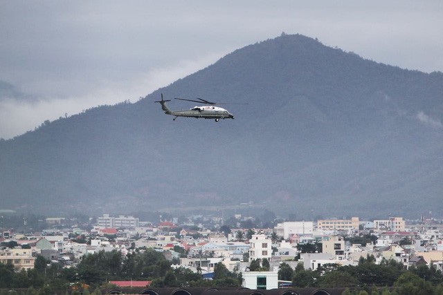 Chiếc trực thăng Marine One đã cất cánh bay trên bầu trời Đà Nẵng chiều 7/11 (ảnh: Quý Đoàn)