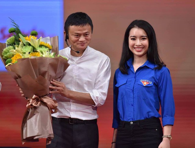 
Tỷ phú Jack Ma có thiện cảm với Khánh Linh. Ông quan tâm gọi Linh vào chụp ảnh cùng và còn động viên cô bằng một câu nói dí dỏm. Ảnh: NVCC
