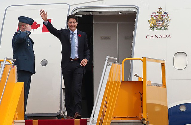 

 

Ông Justin Trudeau năm nay 46 tuổi, nhậm chức Thủ tướng Canada hồi tháng 11/2015. Ảnh: Ngọc Thành.

 



Ông gây chú ý bởi ngoại hình khỏe mạnh , gương mặt điển trai, nam tính. Trước khi theo đuổi sự nghiệp chính trị, Trudeau từng là thầy giáo, võ sĩ . Hàng ngày, trong thời gian rảnh, Thủ tướng Canada vẫn luyện môn thể thao đấm bốc. Ảnh: Ngọc Thành.

 



 

Lễ đón tiếp chính thức diễn ra vào chiều cùng ngày tại Phủ Chủ tịch. Thủ tướng Nguyễn Xuân Phúc và Thủ tướng Canada đã có cuộc hội đàm và họp báo chung. Ảnh: Giang Huy.

 



 

Việt Nam - Canada sẽ phối hợp triển khai các nội dung trong khuôn khổ Đối tác toàn diện như chính trị - ngoại giao, thương mại - đầu tư, hợp tác phát triển, giáo dục - đào tạo và những lĩnh vực còn nhiều tiềm năng như an ninh quốc phòng, khoa học công nghiệp. Ảnh: Giang Huy.

 



 

Ông Trudeau cũng đến tham quan khu di tích Nhà sàn Hồ Chủ tịch và cho cá chép ăn, sau đó tới gặp và chào xã giao Tổng bí thư Nguyễn Phú Trọng, hội kiến Chủ tịch Quốc hội Nguyễn Thị Kim Ngân, chào xã giao Chủ tịch nước Trần Đại Quang và dự tiệc chiêu đãi do Thủ tướng Nguyễn Xuân Phúc chủ trì. Ảnh: Giang Huy.

 



 

Theo lịch trình, ngày 9/11, ông Trudeau sẽ làm việc tại TP HCM, sau đó có mặt tại Đà Nẵng vào ngày 10/11 tham dự Tuần lễ cấp cao APEC. Ảnh: Giang Huy.

 



 

Ông Justin Trudeau là thủ tướng trẻ thứ nhì trong lịch sử Canada. Ảnh: Giang Huy.













