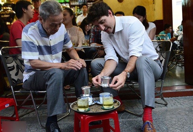 Thủ tướng Canada uống cà phê vỉa hè, trò chuyện với ông Nguyễn Công Hiệp. Ảnh: Tri thức trực tuyến