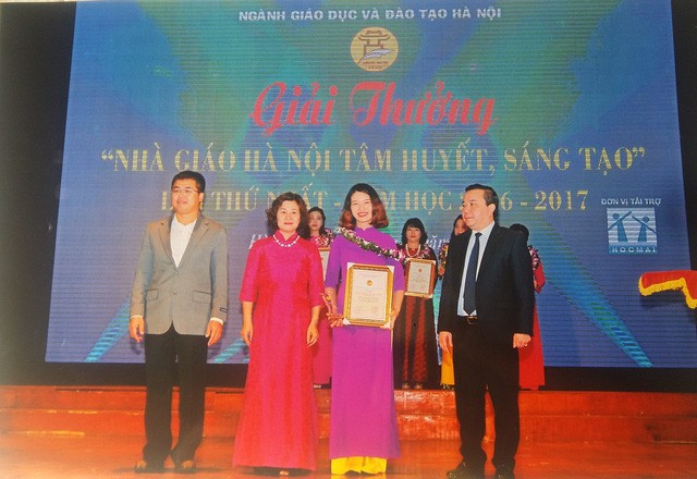 Cô giáo Nguyễn Thị Uyên tại buổi lễ trao giải.