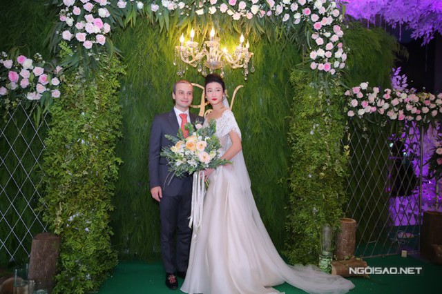 Sau khi đăng ký kết hôn tại thành phố Assisi, Italy vào ngày 23/4, đám cưới của Kha Mỹ Vân và chồng Tây đã được tổ chức tại TP HCM vào tối 9/11.