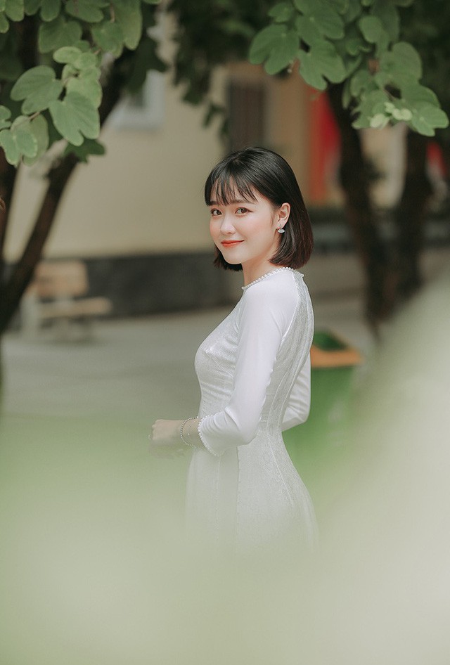 Vậy l&agrave; m&ugrave;a kỷ yếu nữa đ&atilde; tới. Sinh vi&ecirc;n bị v&acirc;y trong những t&acirc;m trạng đối nghịch, vừa buồn vừa h&aacute;o hức. Buồn v&igrave; phải xa thầy c&ocirc;, bạn b&egrave;, xa m&aacute;i trường. H&aacute;o hức v&igrave; ng&oacute;ng đợi những g&igrave; đang tới v&agrave; sắp tới ở b&ecirc;n kia ngưỡng cửa cuộc đời.