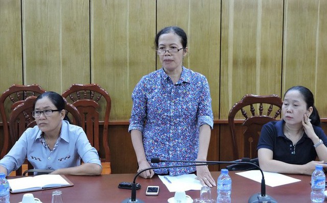 Hiệu trưởng trường THCS Đất Đỏ (giữa) trình bày sự việc. Ảnh: Lao động