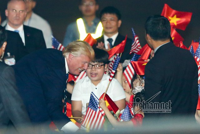 Cậu bé 11 tuổi được Tổng thống Mỹ Donald Trump tặng hoa. Ảnh: Vietnamnet.