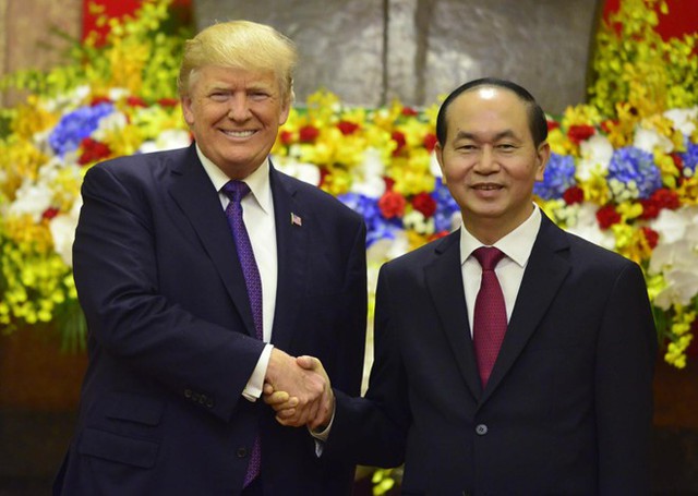 Chủ tịch nước Trần Đại Quang và Tổng thống Trump bắt tay trước khi bước vào hội đàm. Ảnh:Hoàng Hà.