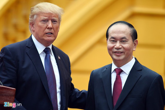 Chủ tịch nước Trần Đại Quang v&agrave; Tổng thống Donald Trump bắt tay sau cuộc họp b&aacute;o s&aacute;ng 12/11. Ảnh: Ho&agrave;ng H&agrave;.